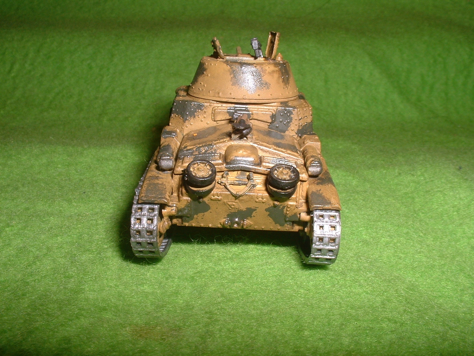 2015.11,01完成 エッシ― 72分の1 フイアット M13-40戦車 その3.JPG