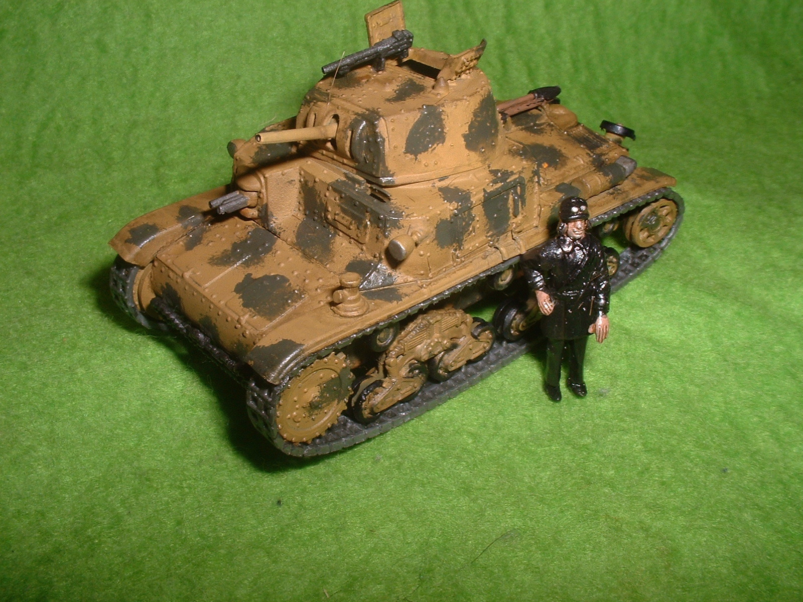 2015.11,01完成 エッシ― 72分の1 フイアット M13-40戦車 その1.JPG