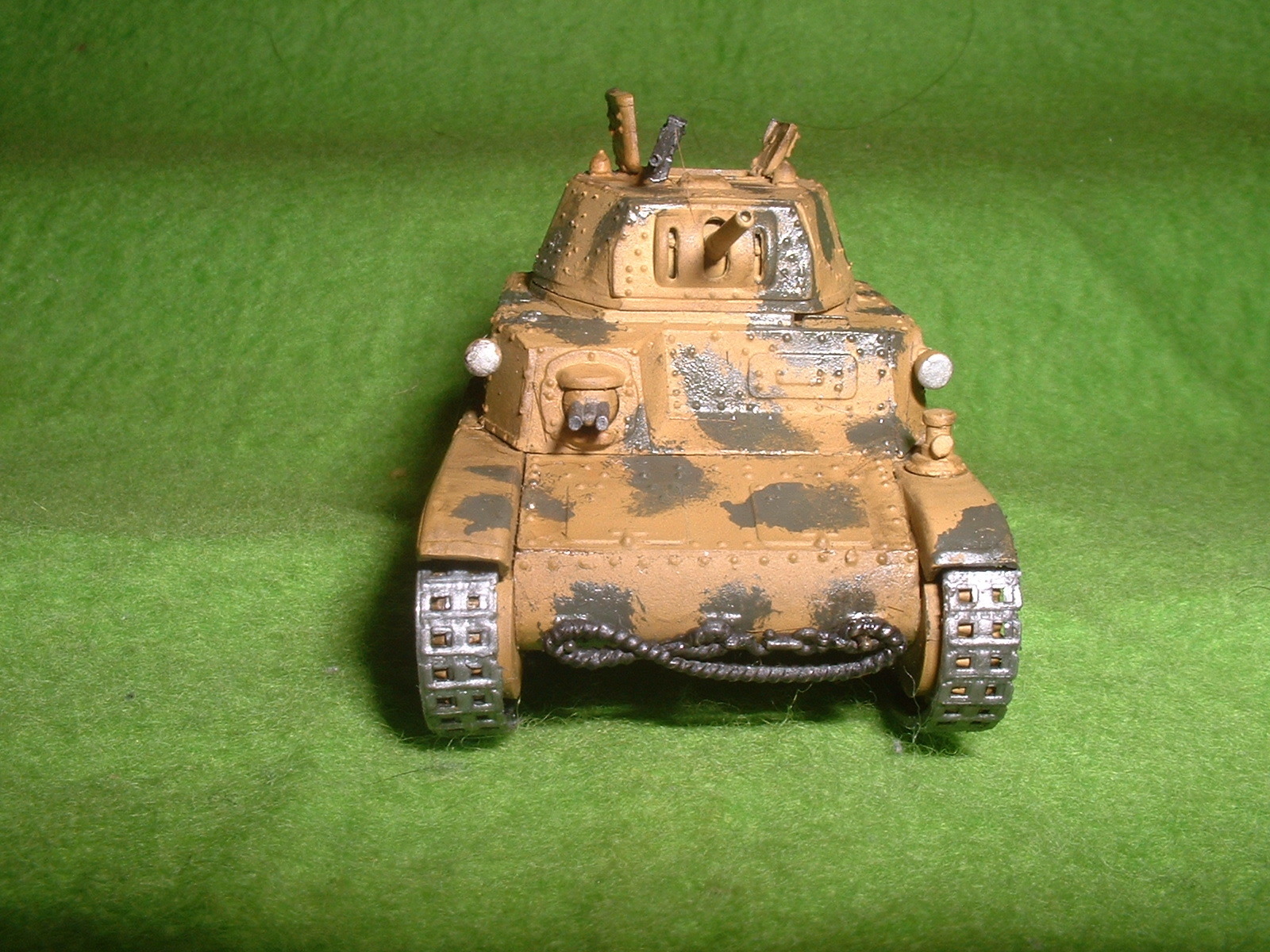 2015.11,01完成 エッシ― 72分の1 フイアット M13-40戦車 その2.JPG