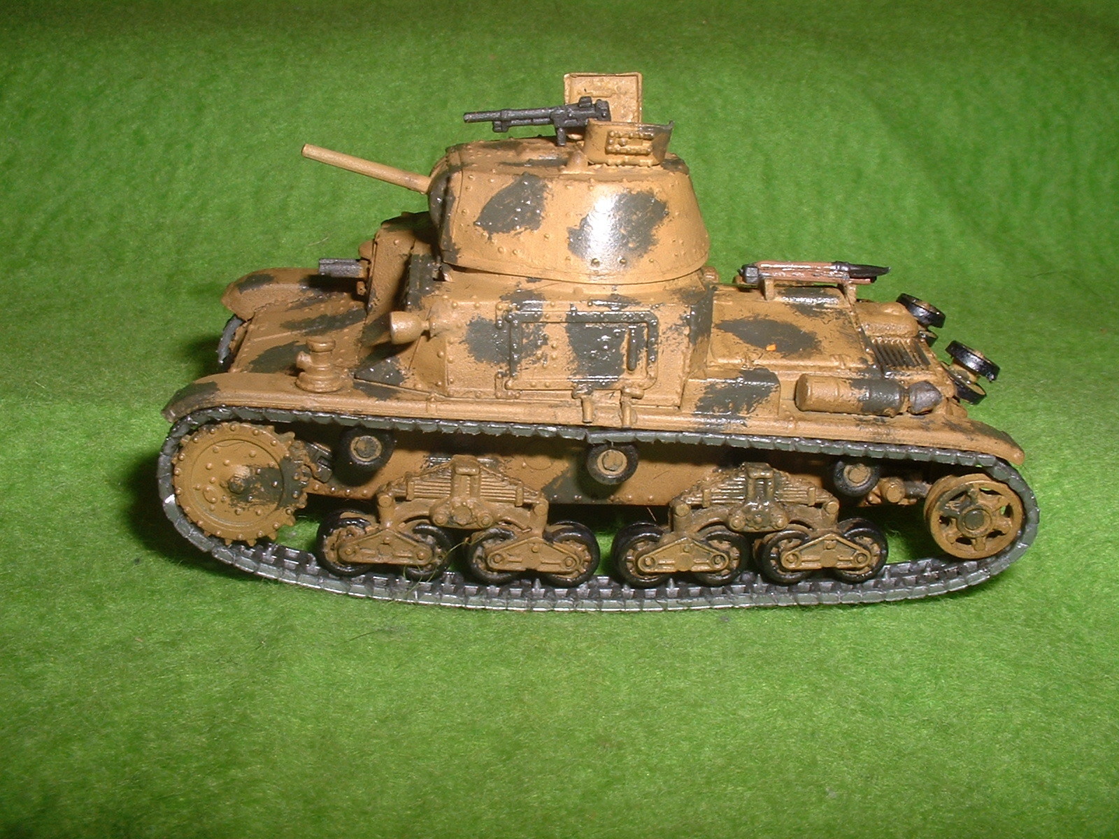 2015.11,01完成 エッシ― 72分の1 フイアット M13-40戦車 その4.JPG
