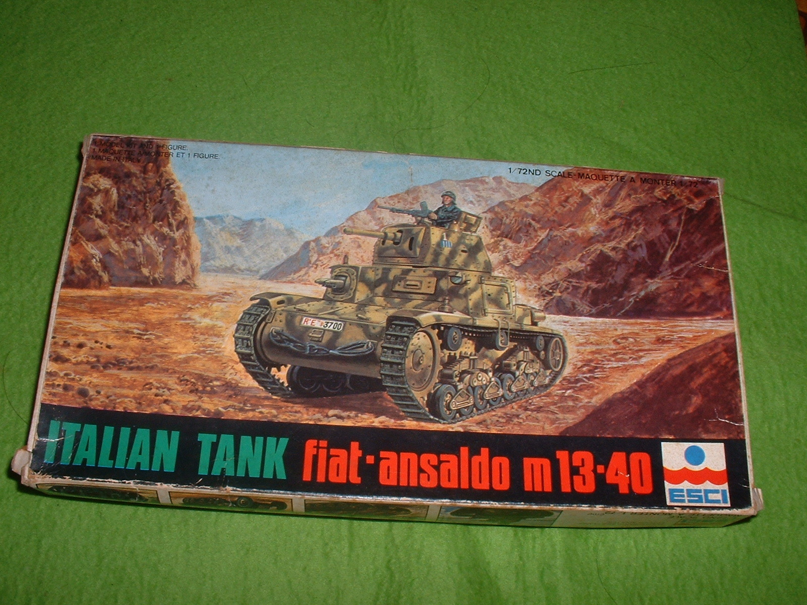 2015.11,01完成 エッシ― 72分の1 フイアット M13-40戦車 外箱.JPG